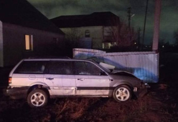 Двое граждан Узбекистана пьяными угнали авто и въехали в ворота дома в Уральске