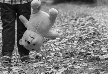 «Няня практически забивала моего ребенка» - на побои в детсаду пожаловалась мама годовалого малыша