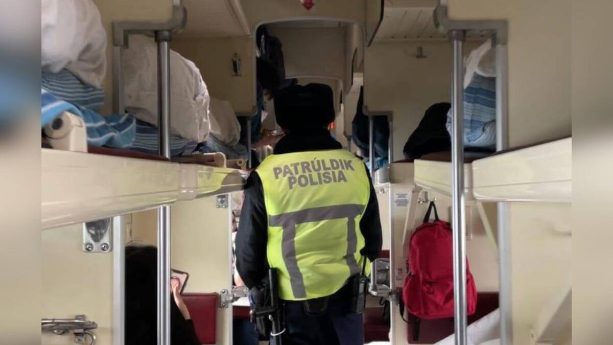 Пассажирка поезда за распитие алкоголя и шум получила штраф