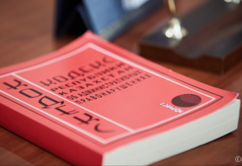 Полиция бастығының қыз зорлауы: істі болған полицей жауапты қызметке қалай тағайындалды?