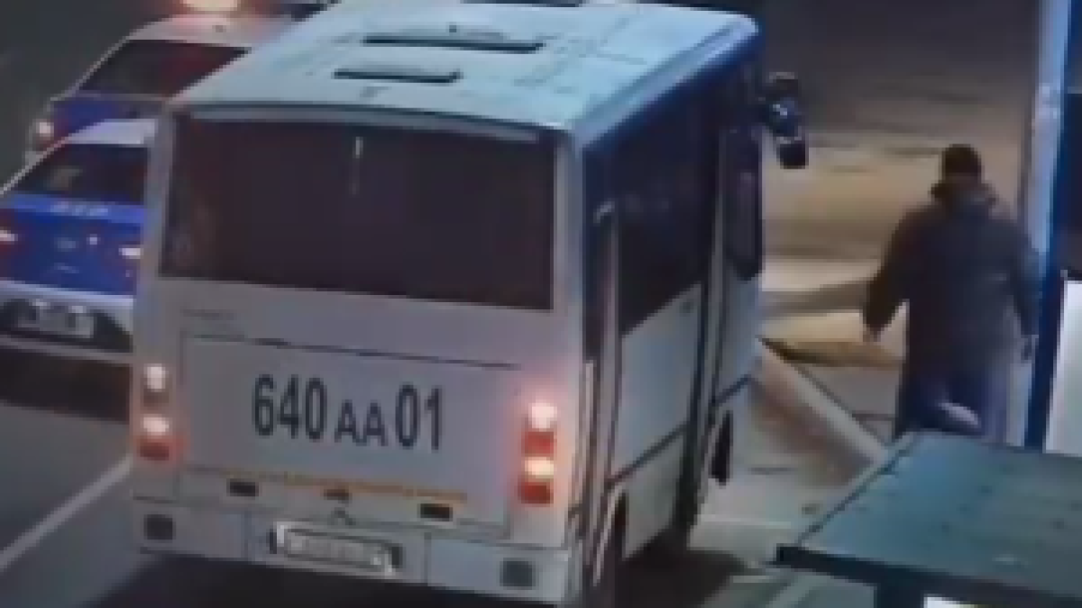 Автобустың әйнегін сындырған астаналық тұрғын қамауға алынды