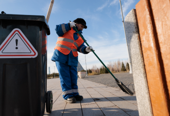Ел шырт ұйқыда жатқанда еңбек еткен көше тазалаушының бір күні