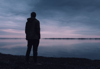 Одиночество так же вредно, как выкуривание 15 сигарет в день - ВОЗ