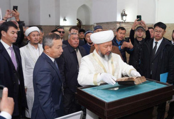 Кенесары ханның Құран кітабы Қожа Ахмет Ясауи кесенесіне табысталды