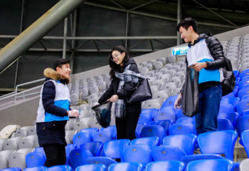 Зрители помогли волонтерам собрать мусор после матча на стадионе «Астана Арена»