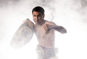 Непобежденный чемпион мира Жанкош Тураров встретится с легендарным японцем в Алматы