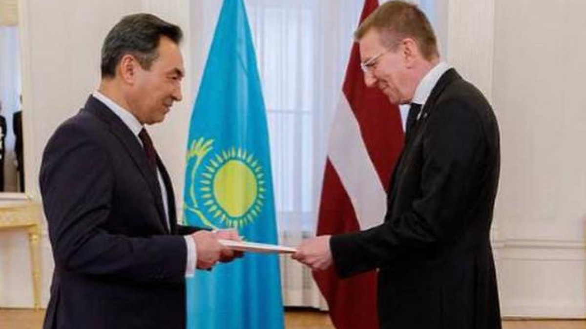Посол Казахстана вручил верительные грамоты президенту Латвии