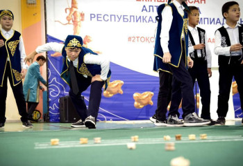 В Астане школьники массово сыграли в асык ату