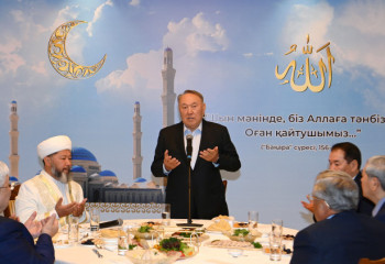 Нұрсұлтан Назарбаев Астанадағы бас мешітте інісіне ас берді