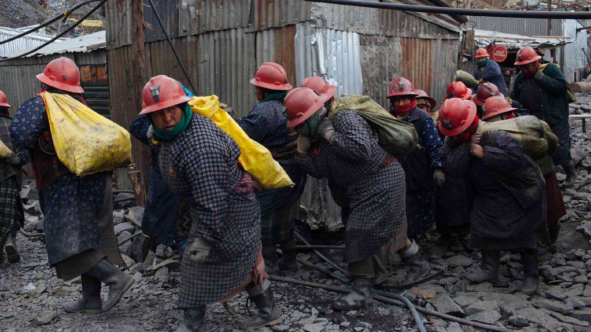 Золотая лихорадка - тысячи шахтеров трудятся в ужасающих условиях среди жестокости и ядовитых испарений