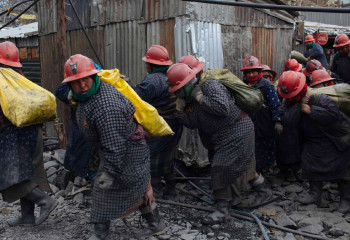 Золотая лихорадка - тысячи шахтеров трудятся в ужасающих условиях среди жестокости и ядовитых испарений