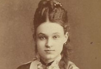 Девушку заперли в сундук на 44 года из-за неразделенной любви