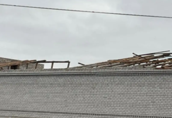 Абай облысында қатты жел мектеп шатырын ұшырып әкетті