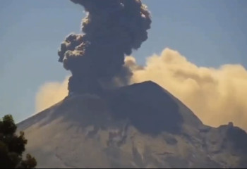 Мексикадағы ең қауіпті жанартау күл шаша бастады