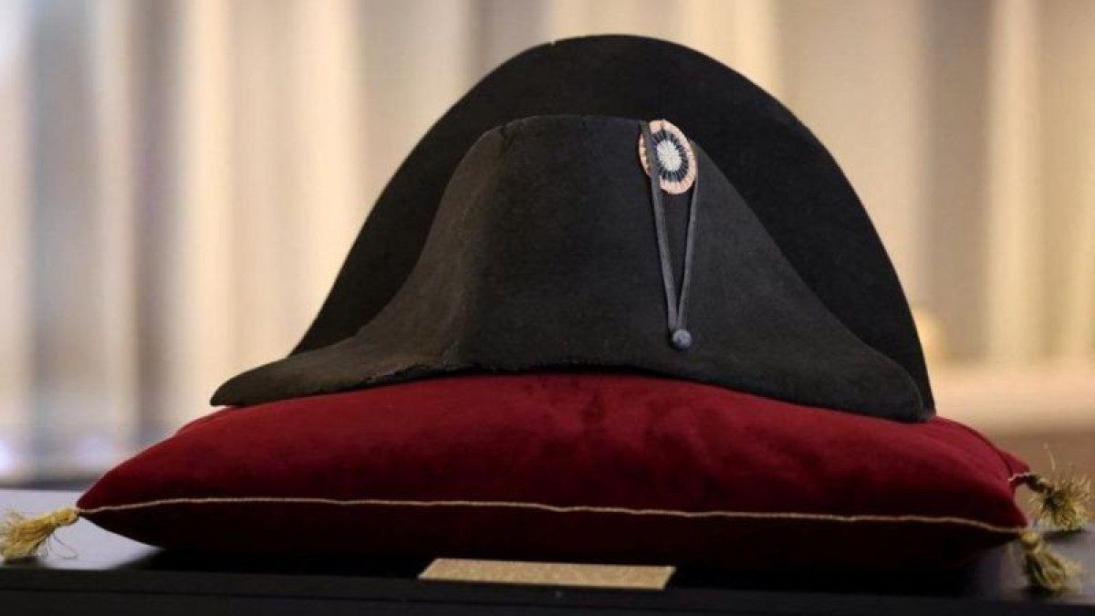 Почти за два млн евро продали шляпу Наполеона в Париже