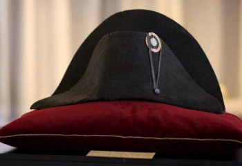 Почти за два млн евро продали шляпу Наполеона в Париже