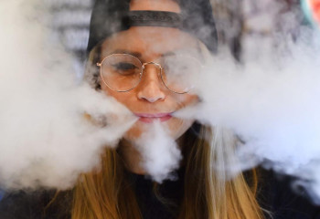 Эпидемия парения: В Казахстане 9,8% подростков курят вейпы