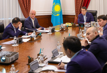 Kazakh PM instructs to develop effective measures to eliminate bottlenecks in rail freight transportation