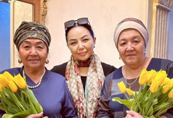 Алтынай Жорабаева көпшілікке енесін көрсетті