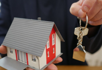 «100 жылдан кейін баспаналы болады». Депутат жетімдерге арналған тұрғын үй кезегінің жұмысын сынады