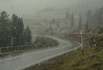 Какие трассы перекрыли в Казахстане из-за непогоды