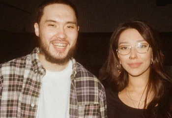 Девушка Скриптонита раскрасила забор в Алматы