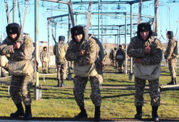 Теңіз жаяу әскерлерінің сарбаздары парашютпен секірді