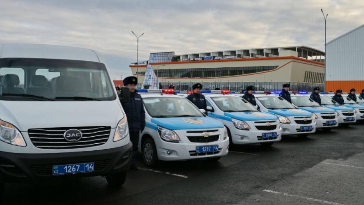 Павлодарлық полицейлерге жаңа автокөліктердің кілттері табысталды