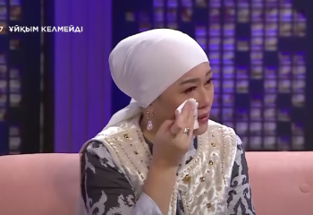 Әнші Наркенже Серікбаева тікелей эфирде жылап қалды
