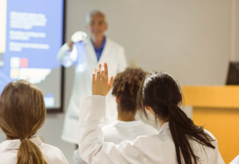 Сын профессора, обвиняемого в домогательстве: студентка пропускала занятия