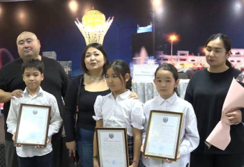 Ақмола облысында тұрғынның жоғалған сөмкесін тауып берген оқушылар марапатталды