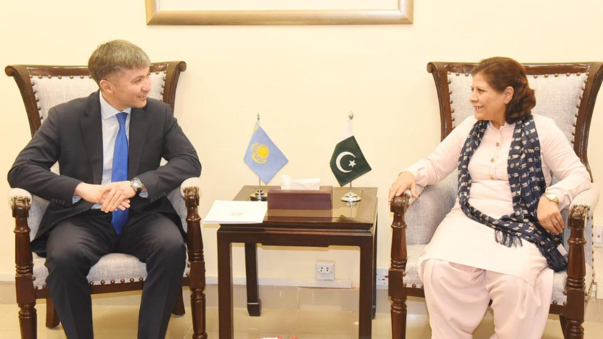 Посол Казахстана в Пакистане встретился с министром финансов республики