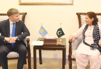 Посол Казахстана в Пакистане встретился с министром финансов республики