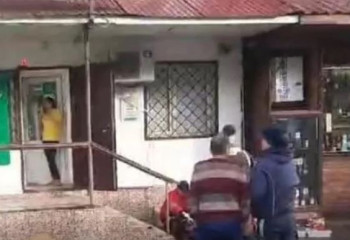 Женщине на голову упал кирпич в Уральске. Она погибла