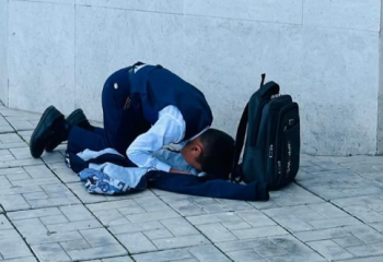 Фото школьника, читающего намаз перед портфелем, стало вирусным в Казахстане