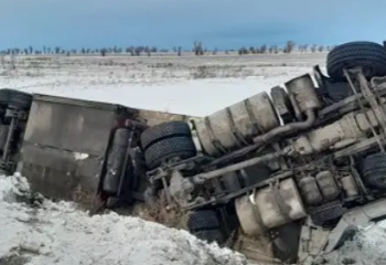 Ақмолада 20 тонна жұмыртқа тиелген фура аударылып қалды