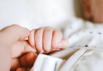 Женщина отдала своего новорождённого ребёнка в счёт погашения кредитов