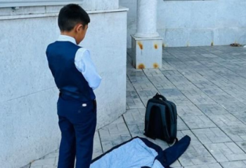 Көшеде намаз оқыған мектеп оқушысы желіні шулатты