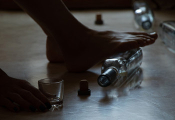 Павлодарда екі жасар сәбиге анасы арақ беріп келген