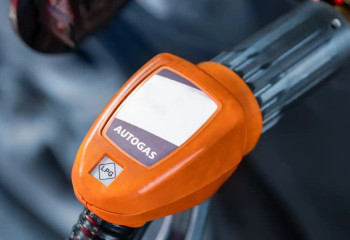 В Казахстане автомобили с газобаллонным оборудованием обязаны устанавливать специальный знак