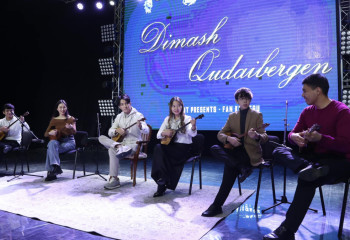 Димаш Кудайберген сыграл на домбре со студентами Астаны