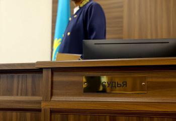 «Кілемнен ұрығы табылды». Сегіз жастағы қызды зорлаған ер адамға қатысты сот отырысы өтті