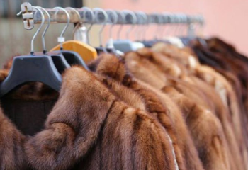 Почему шубы из натурального меха потеряли актуальность и чем их заменить