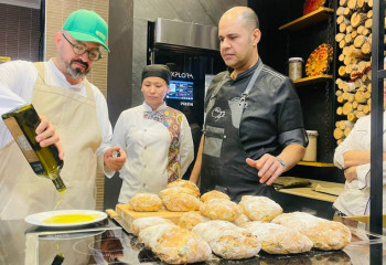 Түркиядан арнайы шақырылған аспаз оқыту семинарын өткізіп жатыр