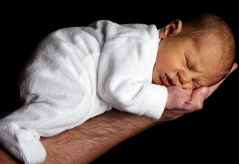 Алматыда жаңа туған сәбилер сатылған