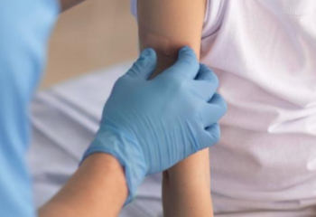 В столице массово прививают младенцев от кори