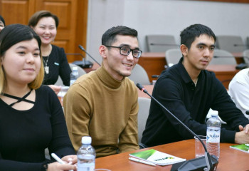 Мәжіліс депутаттары Еуразия ұлттық университетінің инклюзивті студенттерімен кездесті