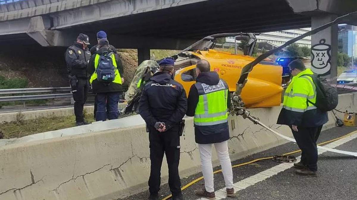 Вертолет упал на автостраду в Испании