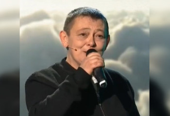 Казахстанка покорила публику необычной манерой исполнения в эфире шоу Андрея Малахова