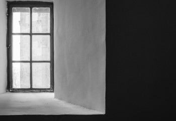 Мужчина выбросился из окна и погиб в Экибастузе